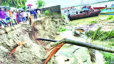 পদ্মা সেতু রক্ষা বাঁধে ভাঙন