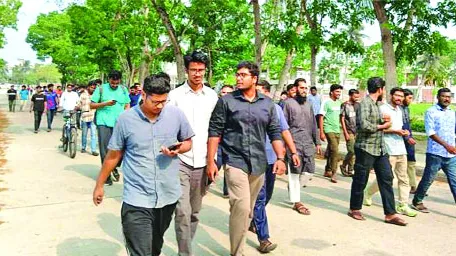 কুয়েট ক্যাম্পাসে ঢুকে হল খুলে দেয়ার দাবি শিক্ষার্থীদের