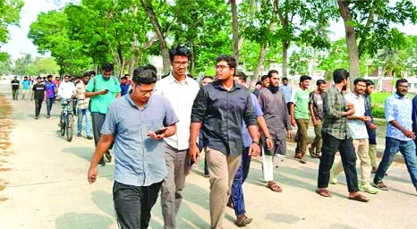 কুয়েট ক্যাম্পাসে ঢুকে হল খুলে দেয়ার দাবি শিক্ষার্থীদের