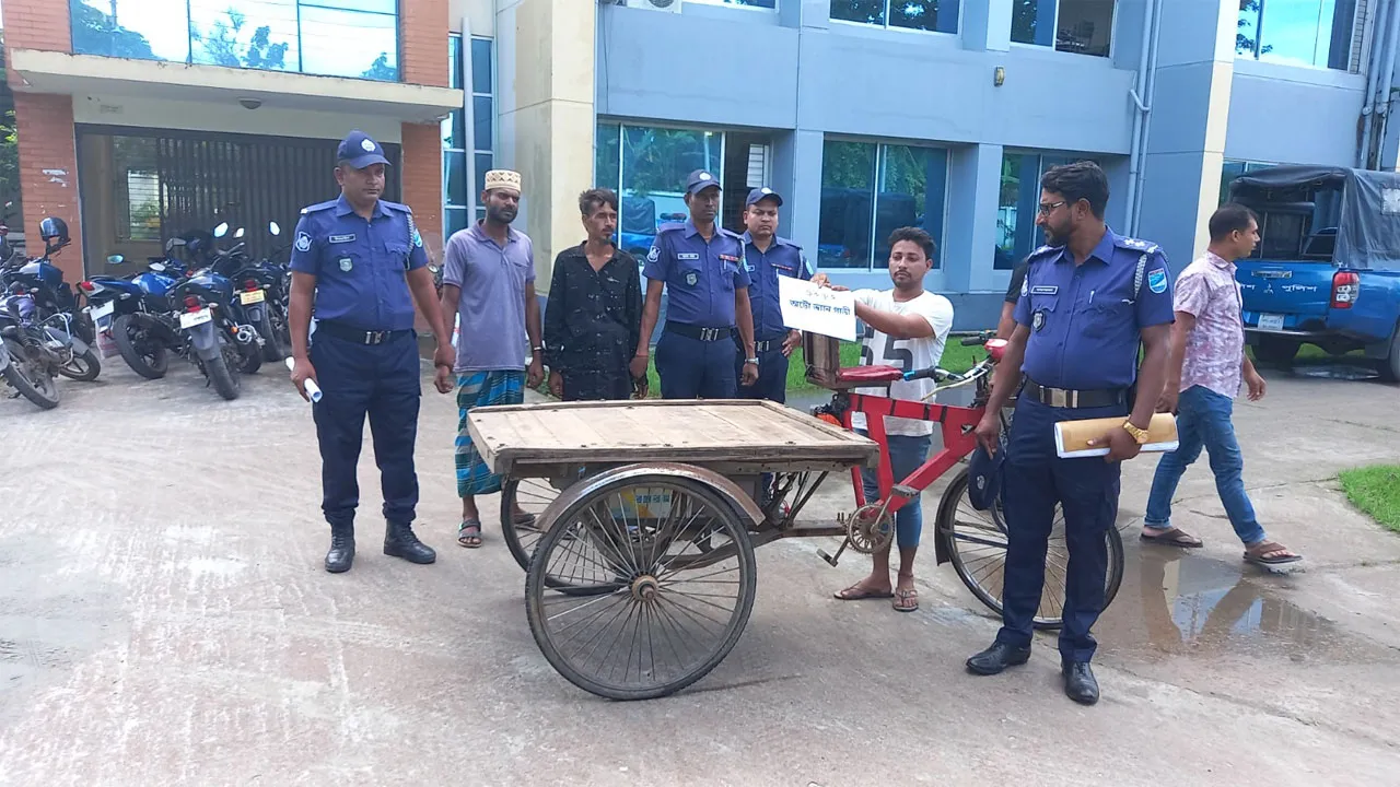 মাদারীপুরে ভ্যানচালক হত্যায় অভিযুক্ত ২ জন গ্রেফতার, ভ্যান ও মোবাইল উদ্ধার
