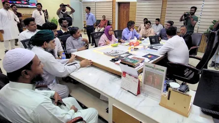 নারায়ণগঞ্জে বাসভাড়া কমাতে ২ দিনের আল্টিমেটাম