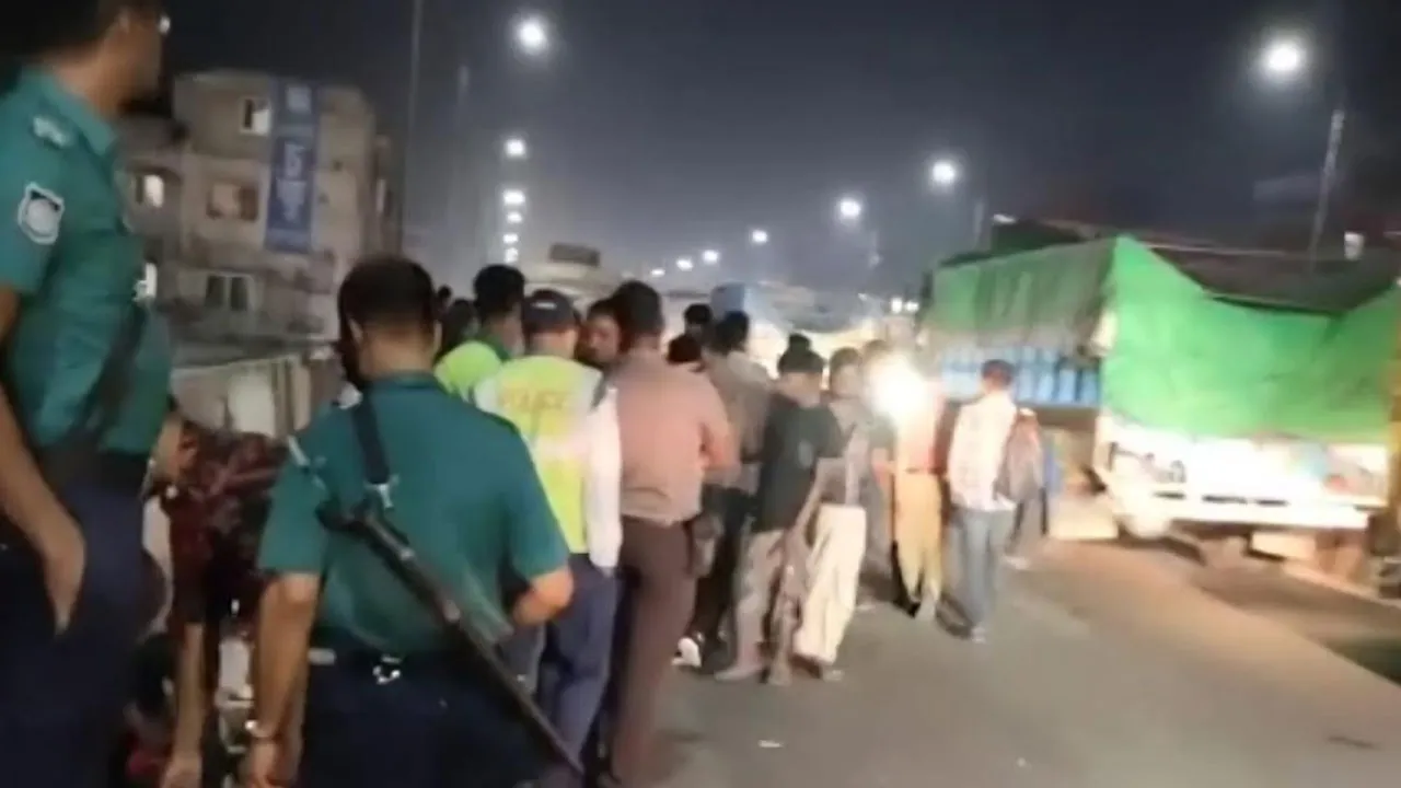 ফ্লাইওভারে দাঁড়িয়ে থাকা ট্রাকে মিনিবাসের ধাক্কায় নিহত ২, আহত ১৫