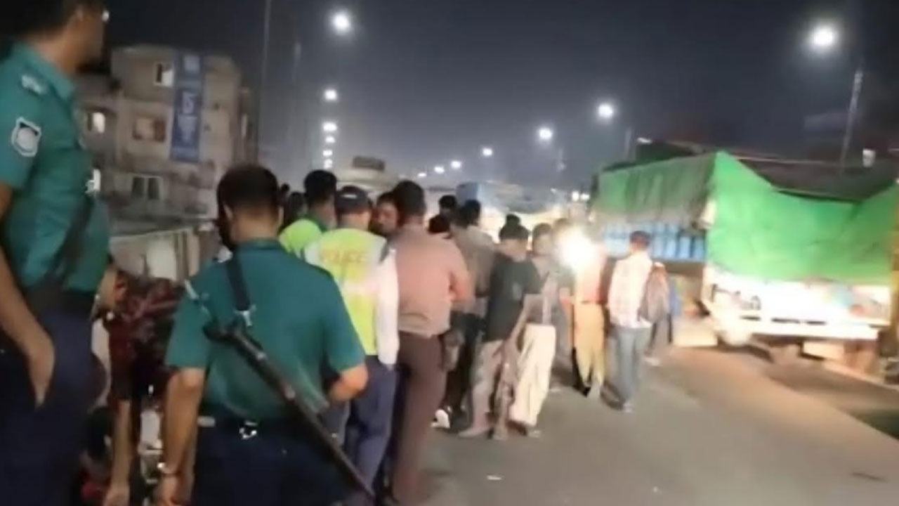 2-killed-as-minibus-hits-truck-parked-on-flyover
