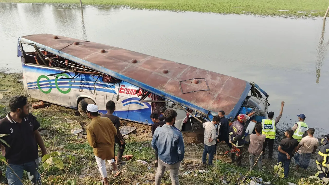 দাউদকান্দিতে বাস-অটোরিকশা সংঘর্ষে চালকসহ নিহত ২