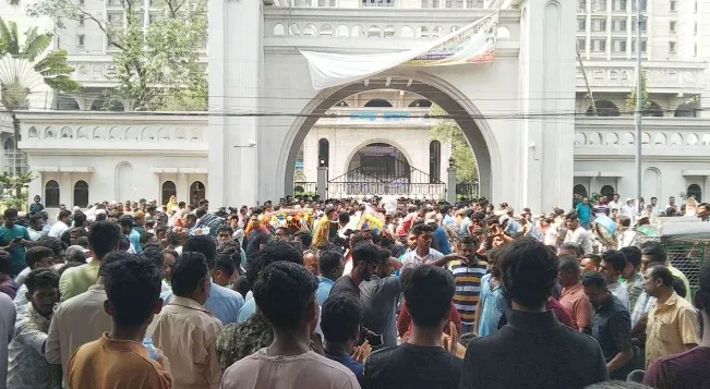 নগর ভবনের সামনে জড়ো হচ্ছেন ইশরাকের সমর্থকরা