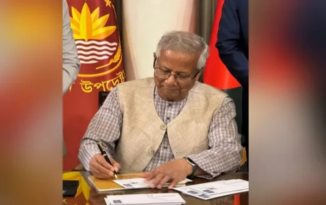 স্মারক ডাকটিকিট অবমুক্ত করলেন প্রধান উপদেষ্টা