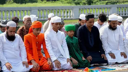 পশ্চিমবঙ্গের সড়কে কি নামাজ নিষিদ্ধ করছেন নতুন মুখ্যমন্ত্রী শুভেন্দু?