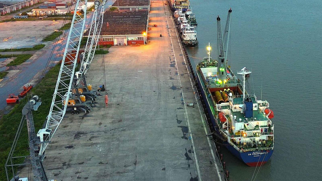 4 foreign ships at the port jetty