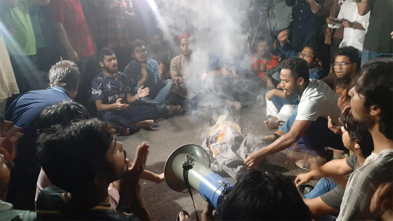 আওয়ামী লীগকে নিষিদ্ধের দাবিতে মধ্যরাতে ঢাবিতে বিক্ষোভ