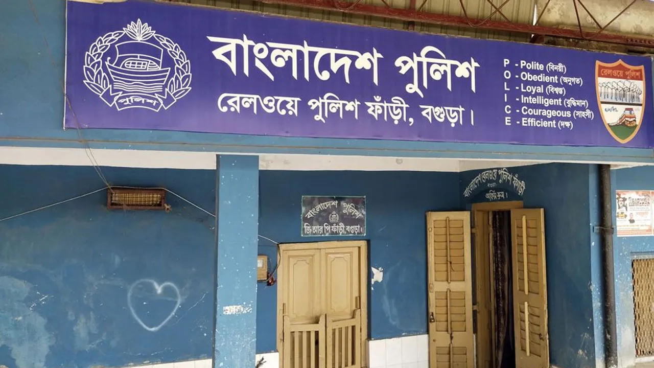 বগুড়ায় ট্রেনের ধাক্কায় ফুচকা বিক্রেতার মৃত্যু