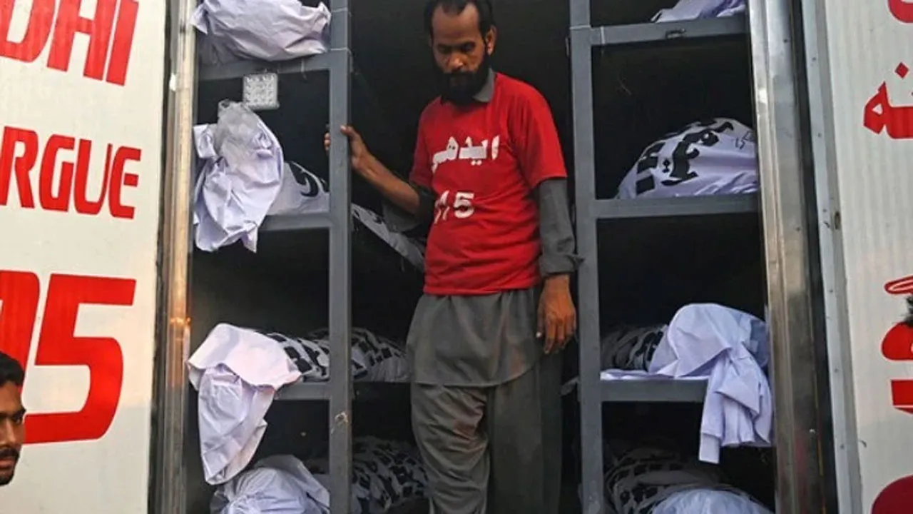 পাকিস্তানে মাইক্রোবাস খাদে পড়ে নিহত ১৩, আহত ২০