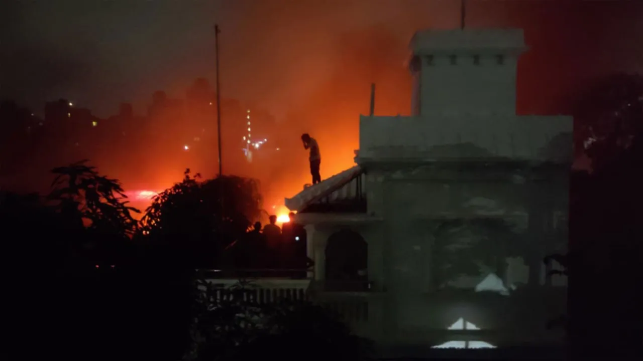 ফতুল্লায় ঝুটের গোডাউন ও গেঞ্জির ছাপাখানায় আগুন