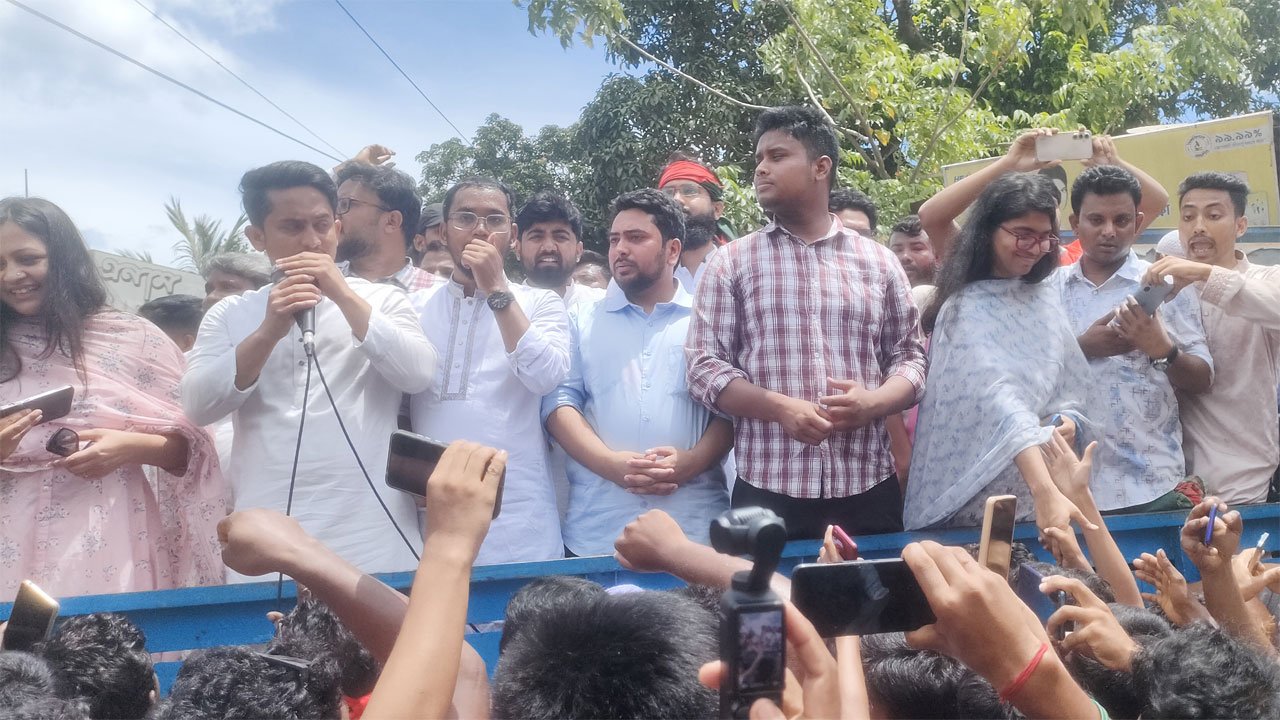 Hasnat Abdullah at a road rally at Sonali Bank premises in Rajarhat Bazar