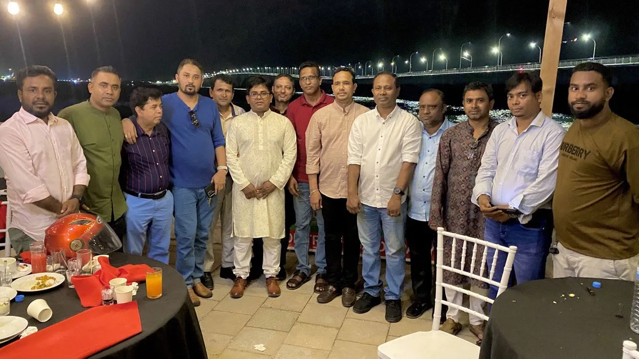 মালদ্বীপের সৈকতে ঢাকা ট্রেডার্সের ইফতার