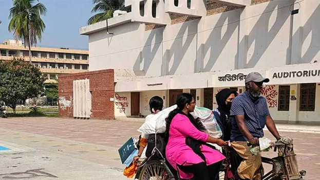 নিরাপত্তার স্বার্থে হল ছাড়ছেন কুয়েট শিক্ষার্থীরা