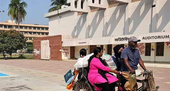 নিরাপত্তার স্বার্থে হল ছাড়ছেন কুয়েট শিক্ষার্থীরা