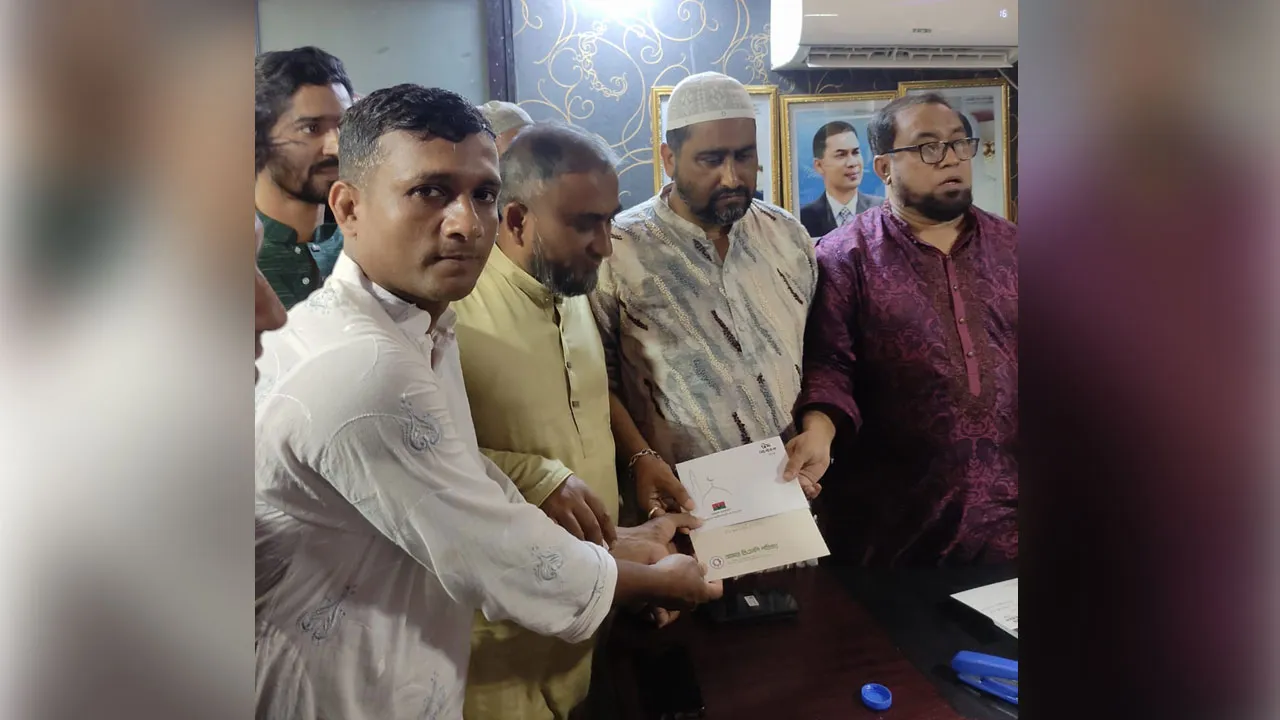 নোয়াখালীতে যুবদলের ঈদ উপহার বিতরণ