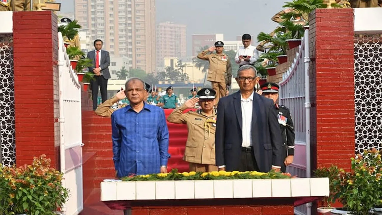 রাজারবাগ পুলিশ স্মৃতিসৌধে স্বরাষ্ট্র উপদেষ্টা, প্রধান উপদেষ্টার বিশেষ সহকারী ও আইজিপির শ্রদ্ধা