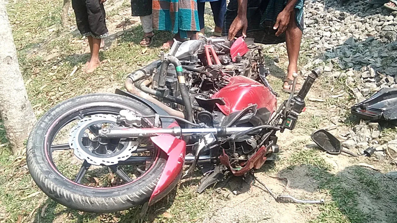 ঠাকুরগাঁওয়ে ট্রেনের ধাক্কায় বাইক দুমড়ে-মুচড়ে এক কিলোমিটার দূরে