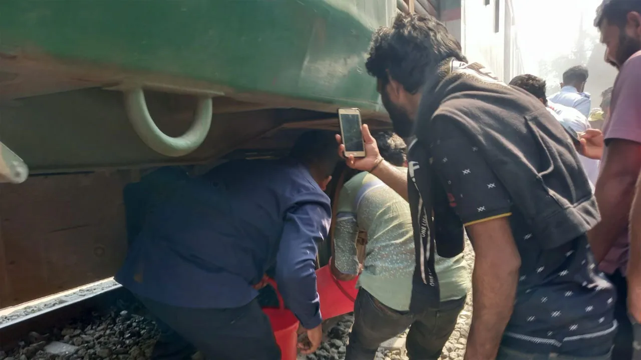 মধুমতি এক্সপ্রেস ট্রেনের মালবাহি বগিতে আগুন