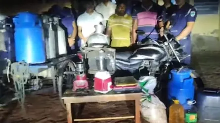তালায় ভেজাল দুধ তৈরির সরঞ্জামসহ আটক ২
