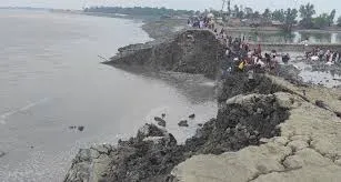 সাতক্ষীরার পাউবো বেড়িবাঁধে ভয়াবহ ভাঙ্গন, ঈদ আনন্দে ভাটা