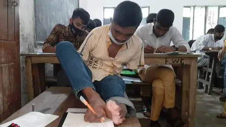পায়ে লিখেই বিশ্ববিদ্যালয়ে চান্স পেলেন ফুলবাড়ীর মানিক