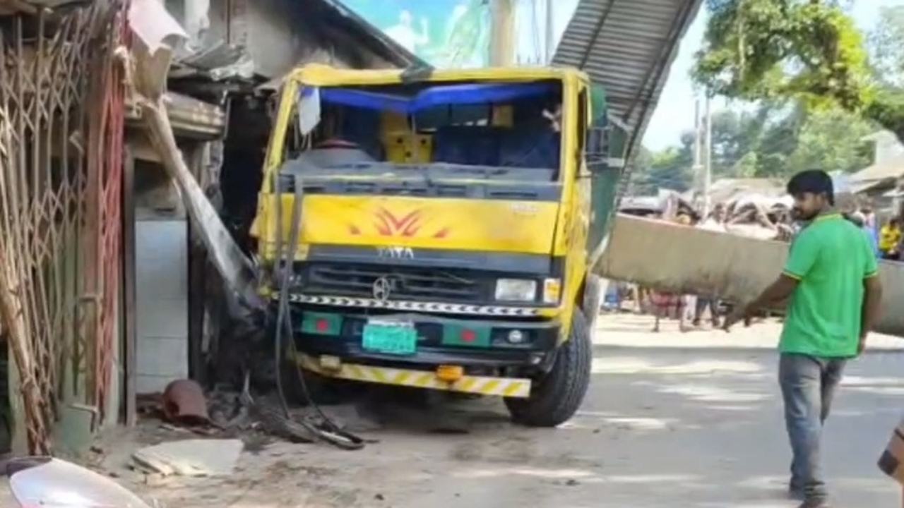 2 auto-rickshaw passengers killed after being run over by a truck in Lalmonirhat2