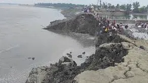 সাতক্ষীরার পাউবো বেড়িবাঁধে ভয়াবহ ভাঙ্গন, ঈদ আনন্দে ভাটা