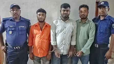 নওগাঁয় মিছিলের প্রস্তুতিকালে গ্রেফতার ৩