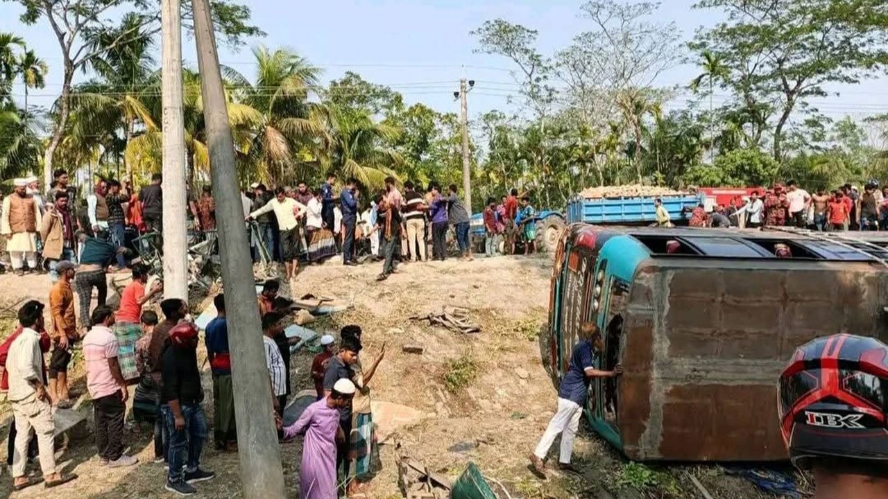3-killed-in-head-on-collision-between-bus-and-autorickshaw-in-Lalmohan