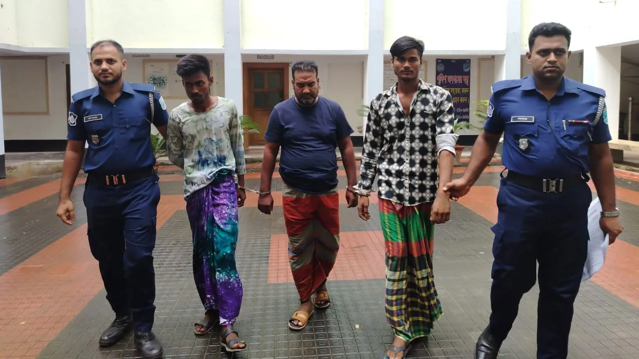 শিবচরে আন্তঃজেলা ডাকাত দলের ৩ সদস্য গ্রেফতার, ট্রাক জব্দ