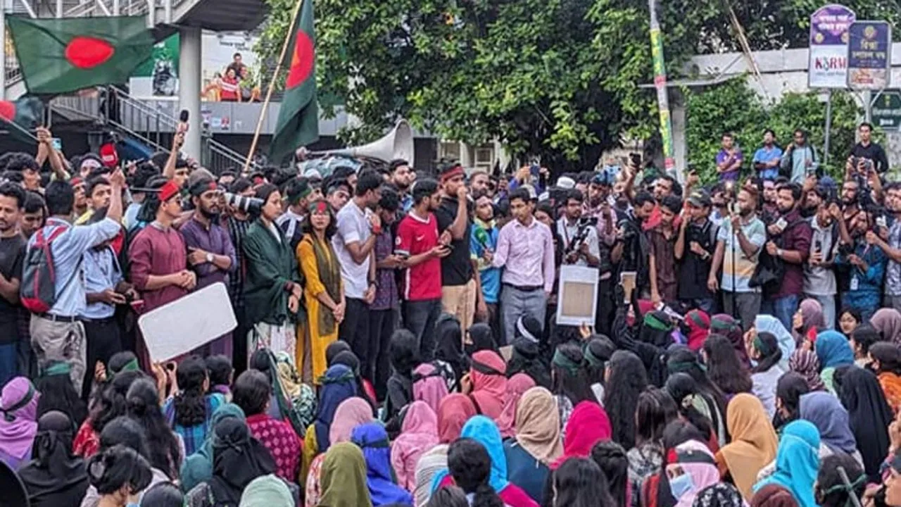 ‘মার্চ ফর জাস্টিস’ কর্মসূচি ঘোষণা : মুখে ও চোখে লাল কাপড় বেঁধে প্রতিবাদ