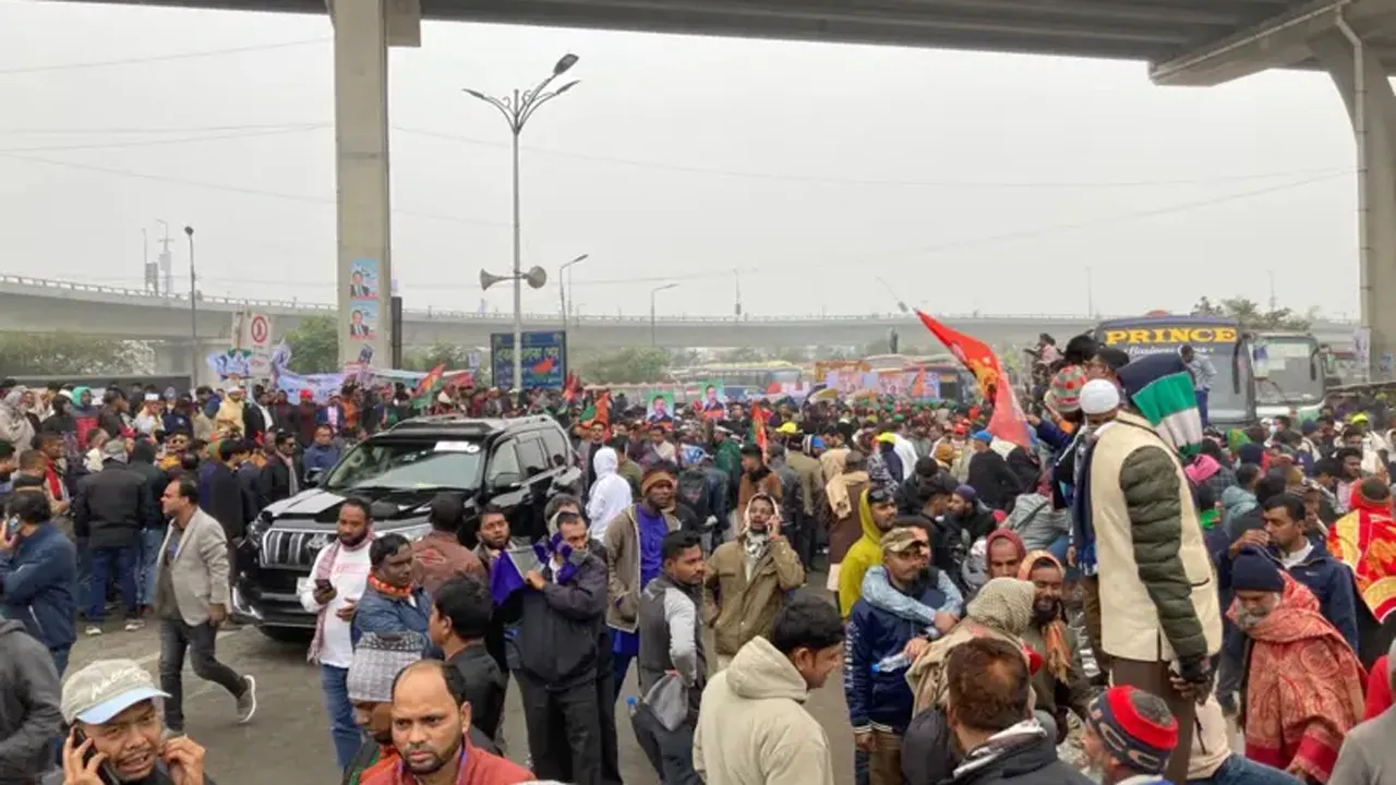 লোকে লোকারণ্য ৩০০ ফিট এলাকা