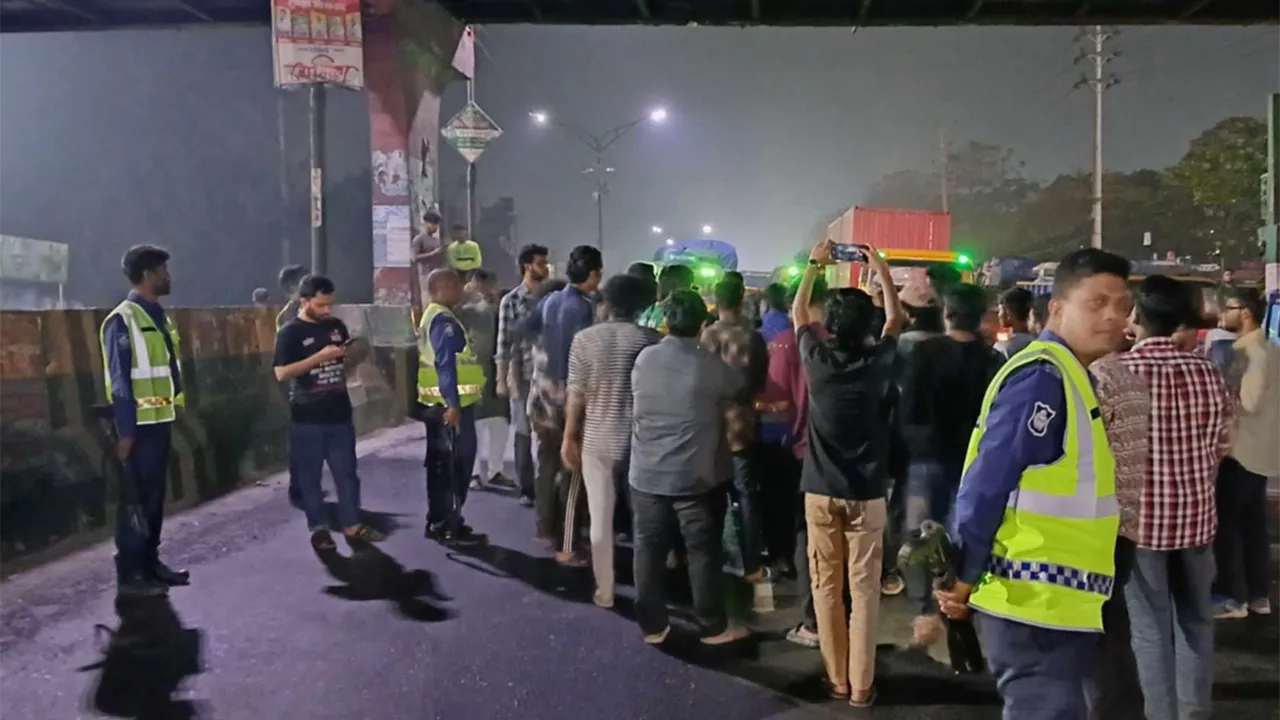 ধর্ষণের বিচারের দাবিতে মধ্যরাতে মহাসড়ক অবরোধ জাবি শিক্ষার্থীদের