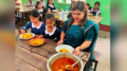সোনারগাঁওয়ে শিক্ষার্থীদের উপস্থিতি বাড়াতে ইউএনওর ‘মিড ডে মিল’