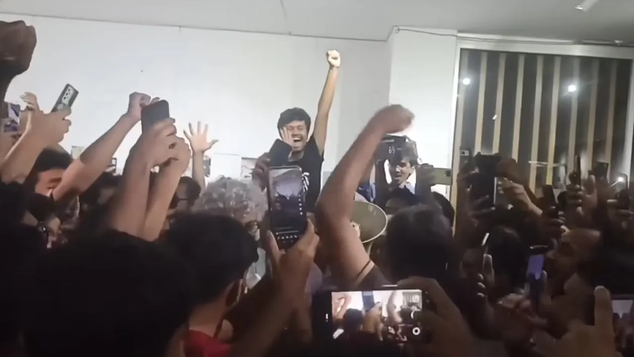 ভিসির অব্যাহতিতে অনশন ভেঙে কুয়েট শিক্ষার্থীদের উল্লাস