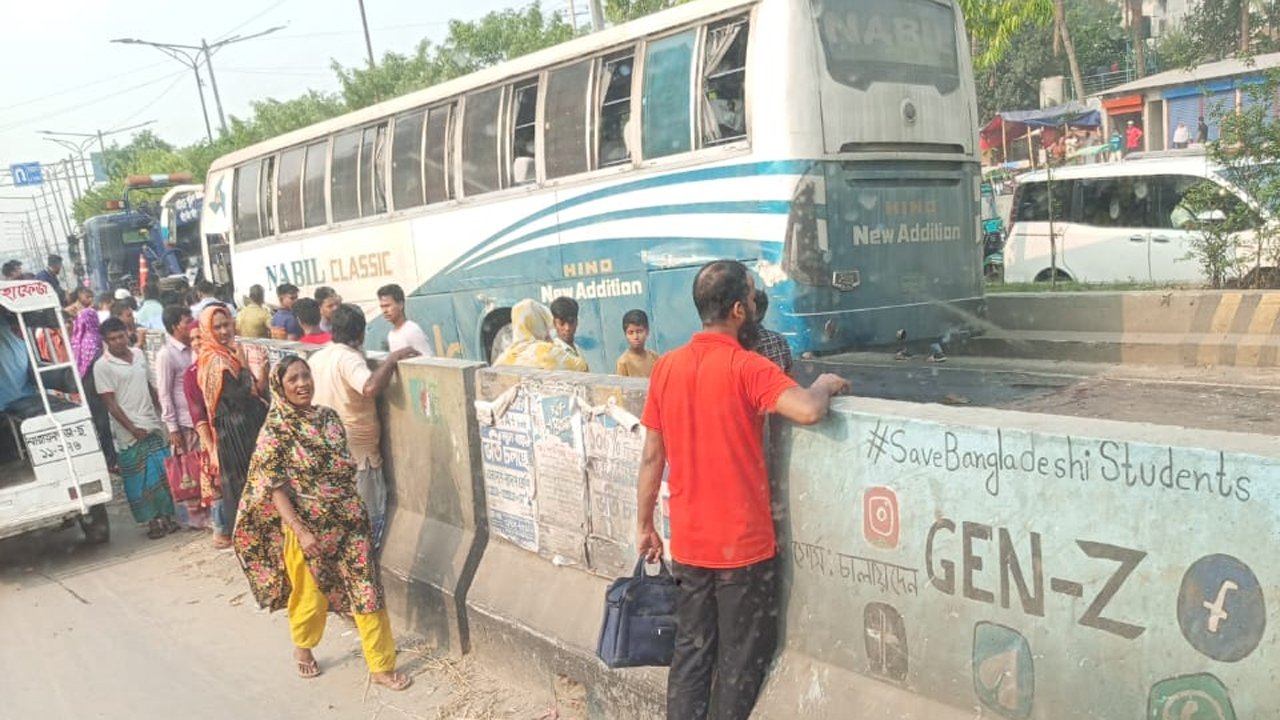 সাভারে দুর্ঘটনাকবলিত বাস