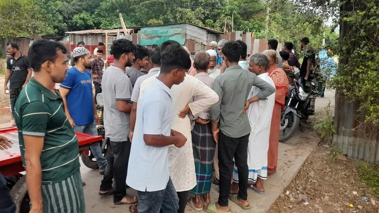 আড়াইহাজারে মোটরসাইকেলের ধাক্কায় শ্রমিক নিহত, চালকের বাড়িতে হামলা