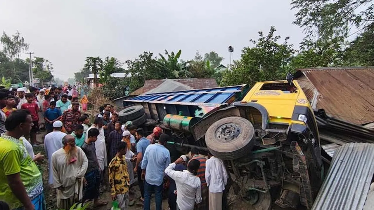 টাঙ্গাইলে ট্রাক নিয়ন্ত্রণ হারিয়ে বসতবাড়িতে, ঘুমন্ত নারী নিহত
