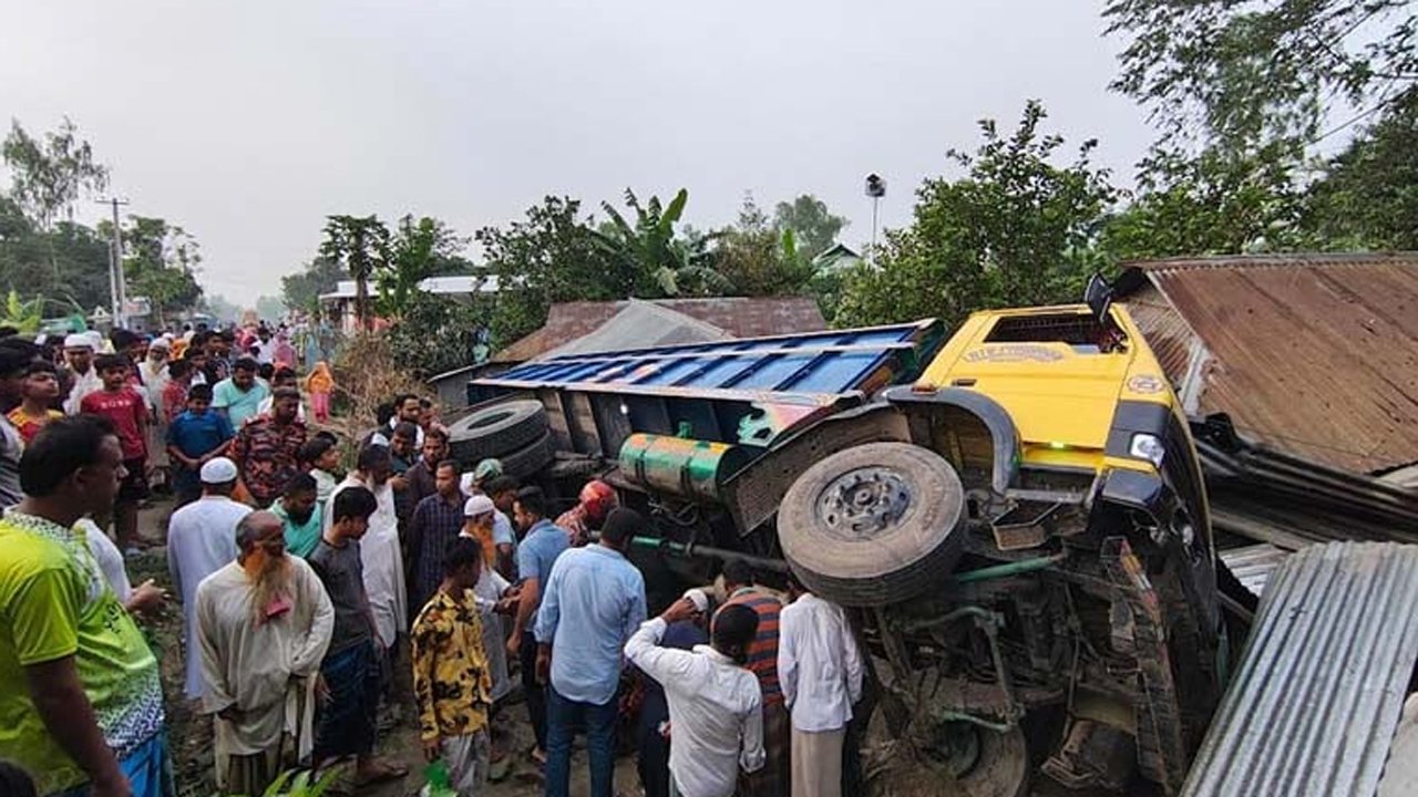 টাঙ্গাইলে ট্রাক নিয়ন্ত্রণ হারিয়ে বসতবাড়িতে, ঘুমন্ত নারী নিহত