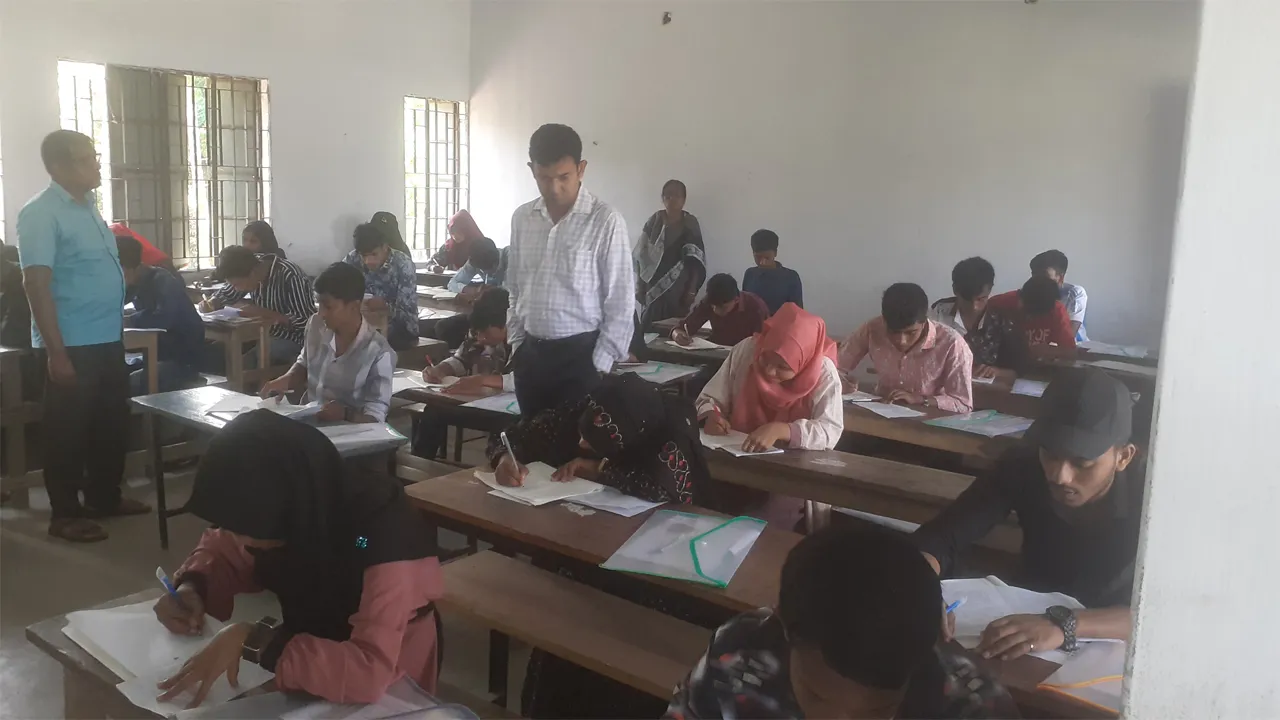 লালমোহনে এসএসসি পরীক্ষায় অসদুপায় অবলম্বনের দায়ে বহিষ্কার ১