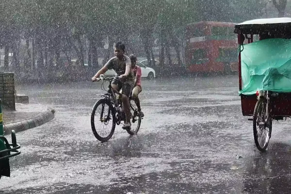 সকাল থেকে বৃষ্টিতে স্বস্তি ফিরেছে রাজধানীতে, বজ্রবৃষ্টির সম্ভাবনা