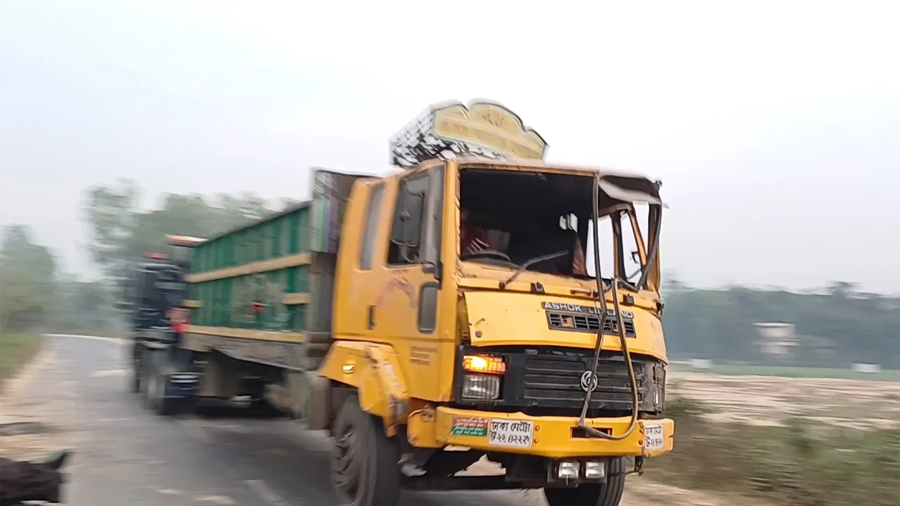 মহাদেবপুরে পালানোর সময় ট্রাক উল্টে ডাকাত নিহত