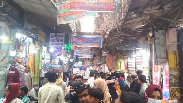 ঈদ বাজারে জমজমাট পুরান ঢাকার পাইকারি ও খুচরা ব্যবসা