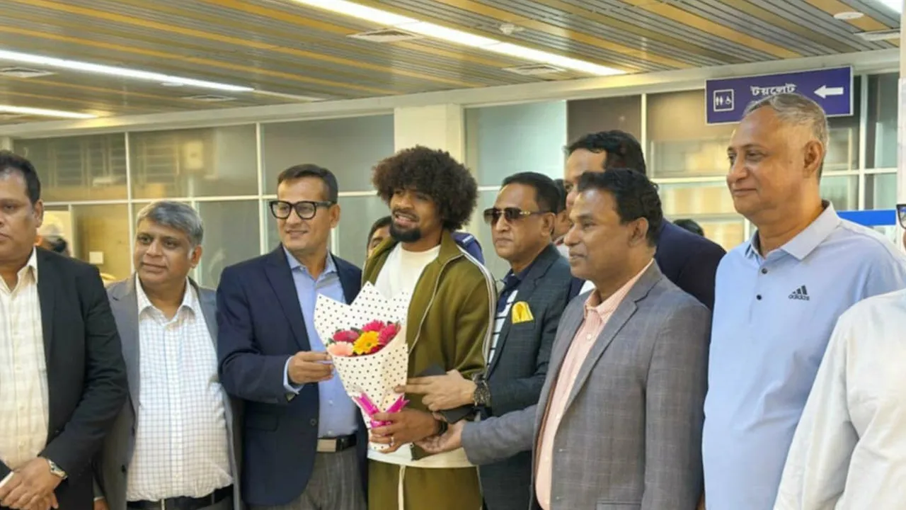 দেশের মাটিতে পা রাখলেন হামজা চৌধুরী