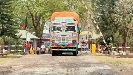 টানা ৮ দিনের ছুটি শেষে হিলি স্থলবন্দরের কার্যক্রম শুরু