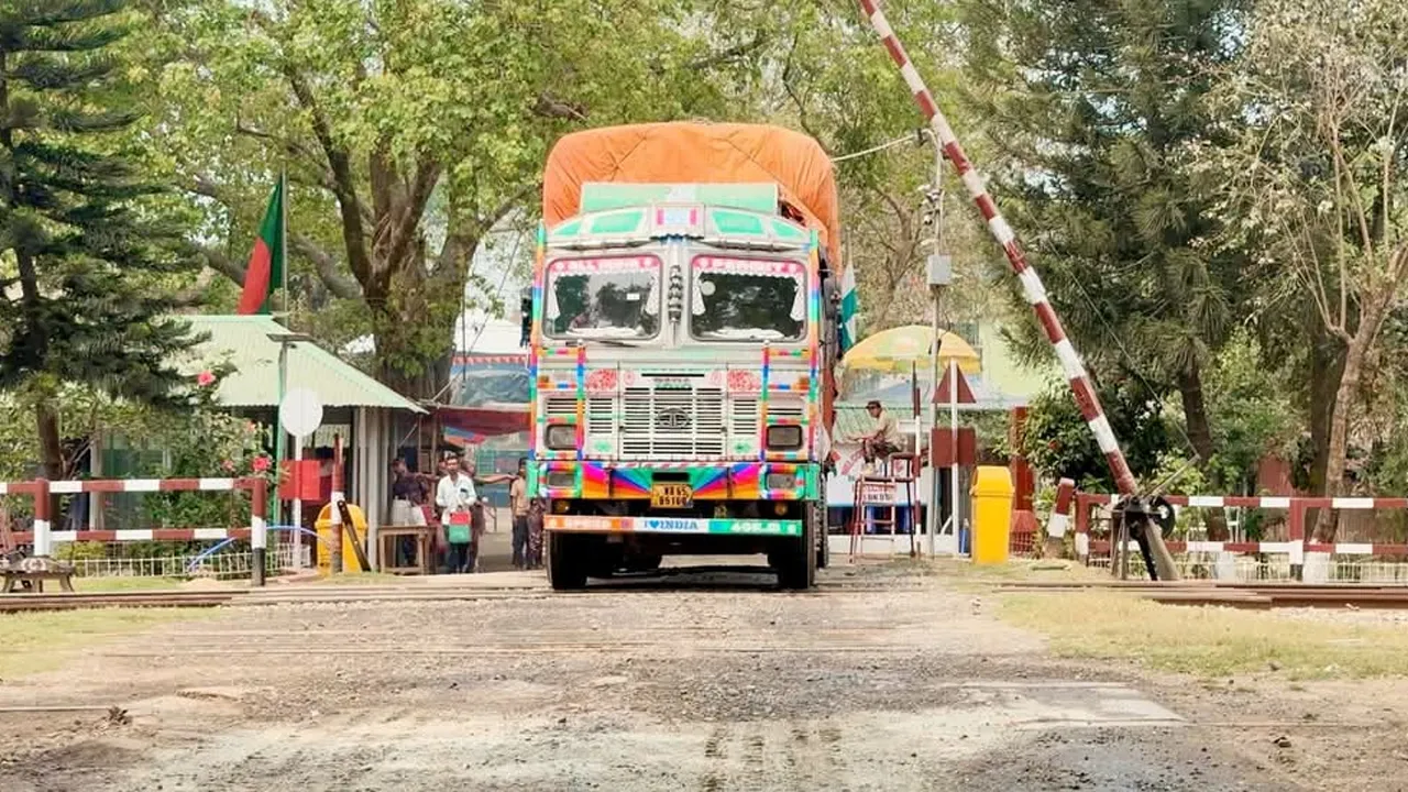 টানা ৮ দিনের ছুটি শেষে হিলি স্থলবন্দরের কার্যক্রম শুরু