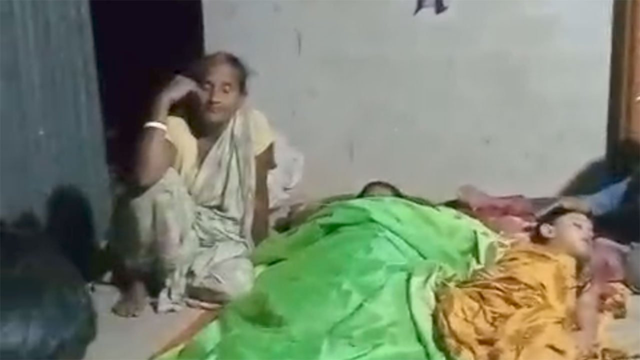 জামালগঞ্জে ট্রলার ডুবিতে নিহত ৪ জনের লাশ স্বজনদের কাছে হস্তান্তর