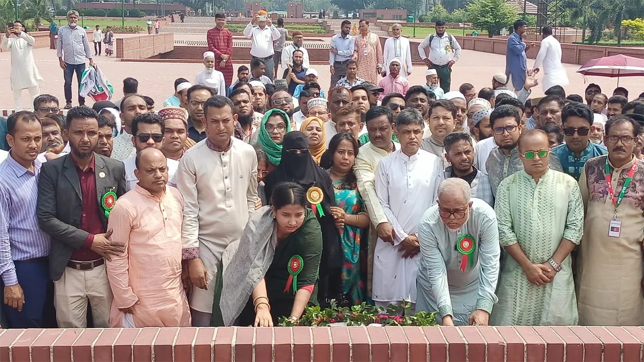 জাতীয় স্মৃতিসৌধে নব গঠিত আ-আম জনতা পার্টির শ্রদ্ধা নিবেদন